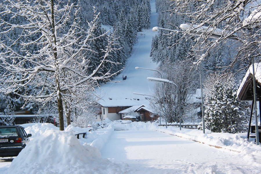 Eisstockbahn mit Schnee